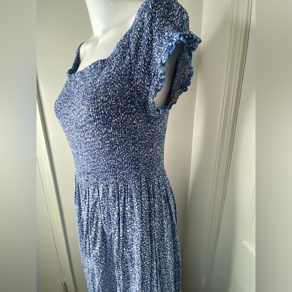 Blue and White Floral %100 Rayon Maxi Dress. - Picture 4 of 8